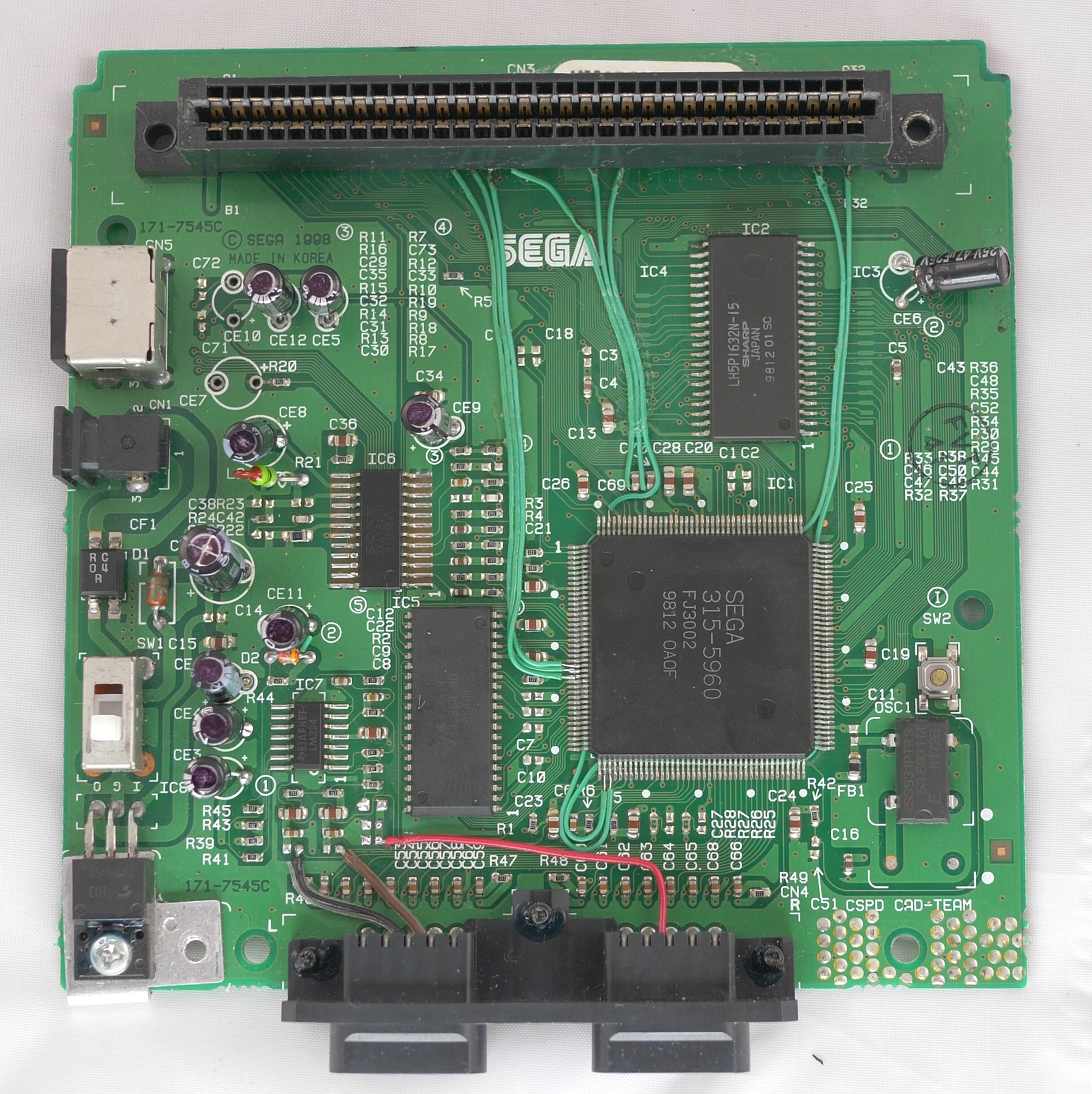 Dessus de la carte mère Model 3 VA1 après modification, fils vers la carte 3BP, fils verts du correctif audio Mega CD