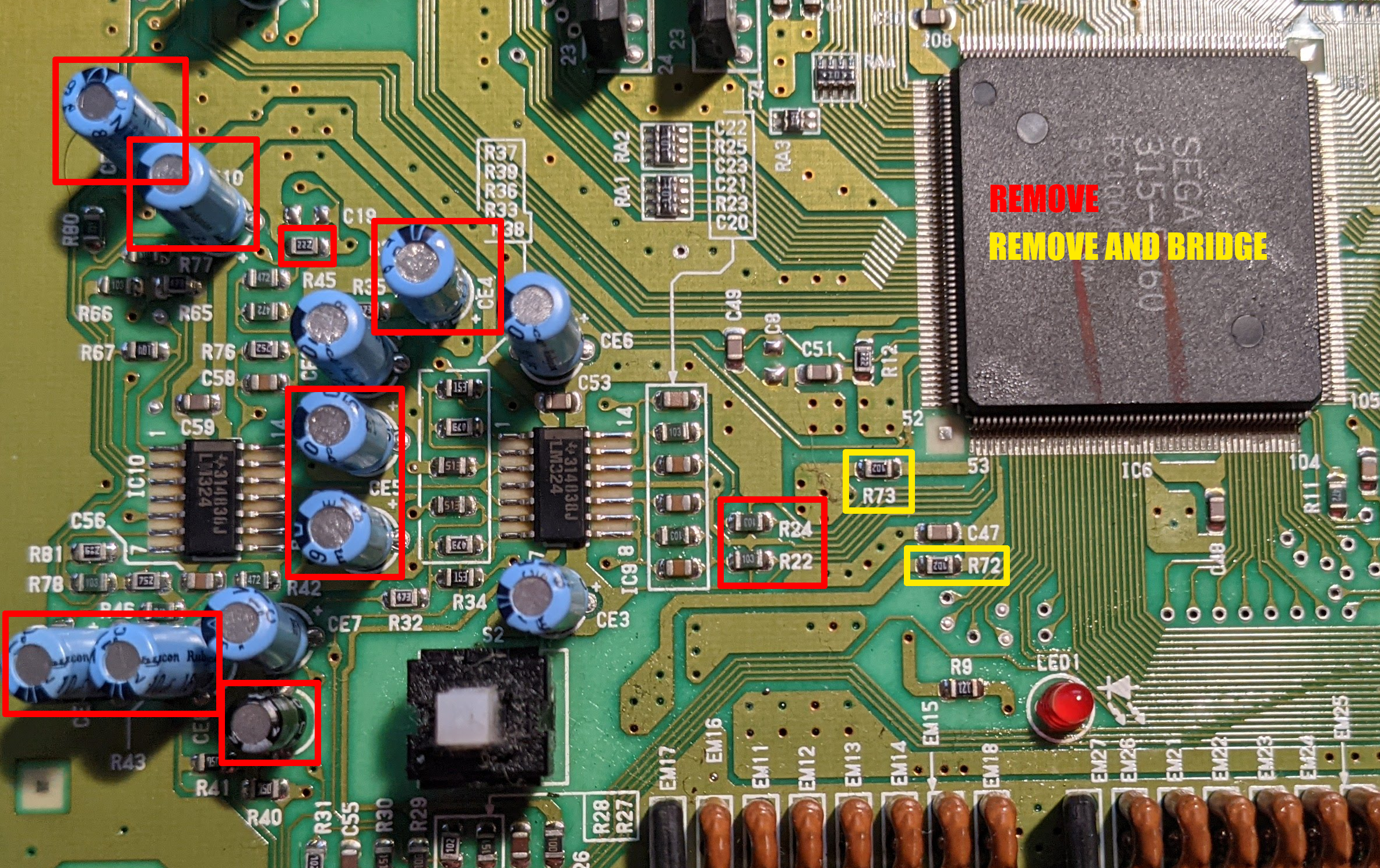 Dessus de la carte Model 2 VA0 : condensateurs et résistances encadrés en rouge à retirer, R72 et R73 encadrés en jaune à retirer et ponter, ASIC Sega 315-xxxx marqué « REMOVE / REMOVE AND BRIDGE »